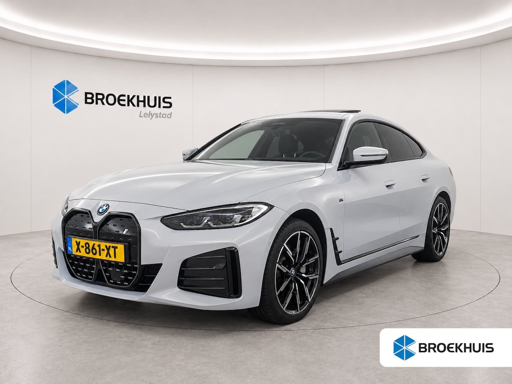 BMW i4 eDRIVE40 84KWH 340PK HIGH EXECUTIVE M-SPORT SOH 92,34% / NAVI / FULL-LED / CAMERA / 19" LMV / ELEKTR. TREKHAAK / KEYLESS / HUD / HARMAN KARDON / SCHUIF-KANTELDAK / ORG. NL . / 1E EIGENAAR !!