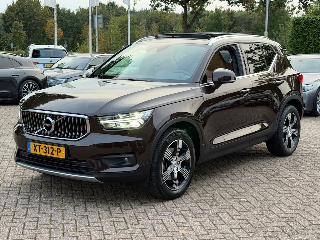 Volvo XC40 2.0 T4 Inscription / Trekhaak / Panoramadak / Camera / Leder / 18'' / Elektr. Stoelen / CarPlay / Stoelverwarming / Dodehoek / ACC