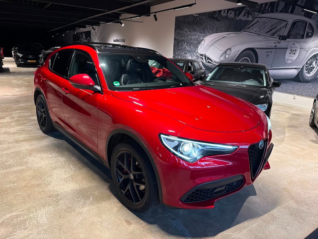 Alfa Romeo Stelvio 2.0 T AWD Special Edition|280PK|Veloce Stoelen|Rood|Pano|Camera|Nav|Trekhaak