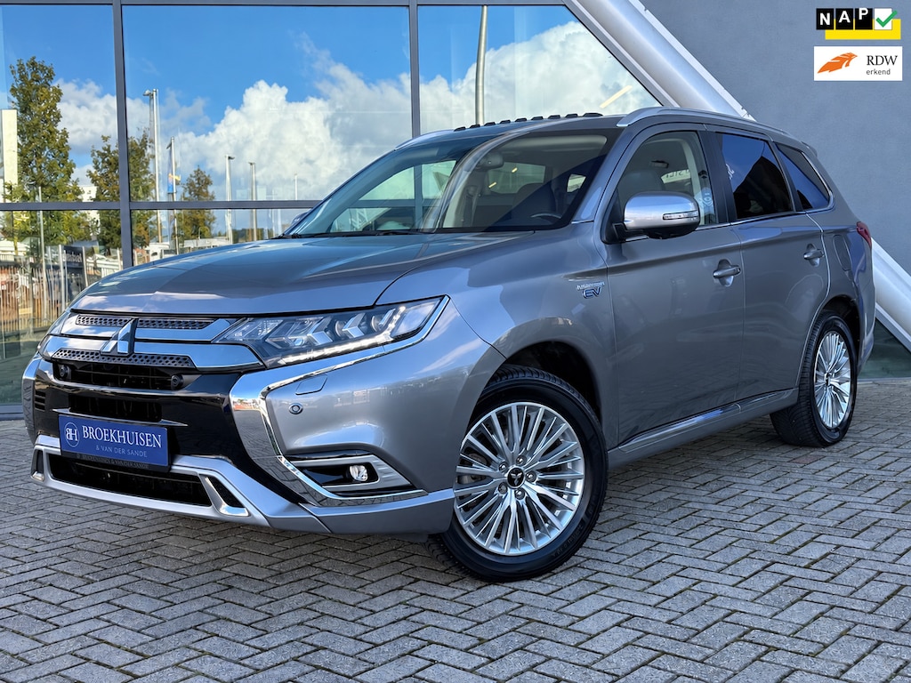Mitsubishi Outlander 2.4 PHEV Intense+ 225pk Schuifdak / 360 Camera / Trekhaak / Stoelverwarming