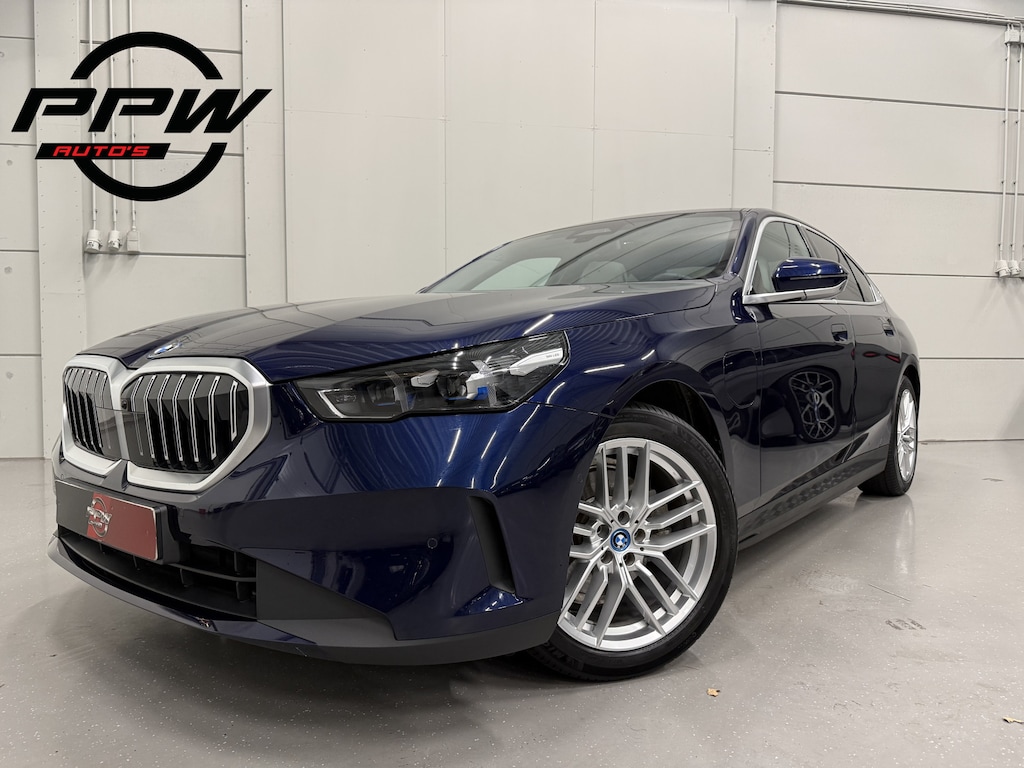 BMW 5-Serie 530e Edition PANO/HEAD-UP/ACC/H&K/LEER-SPORT/CURVED-DISPLAY/VENTILATIE+MEMORY/360CAMERA/LED-ADAPTIVE/KEYLESS/19"/NW.MODEL 2025/FABRIEKS-GARANTIE T/M 03-2027/NET OH BEURT GEHAD BIJ BMW DEALER/BTW-AUTO