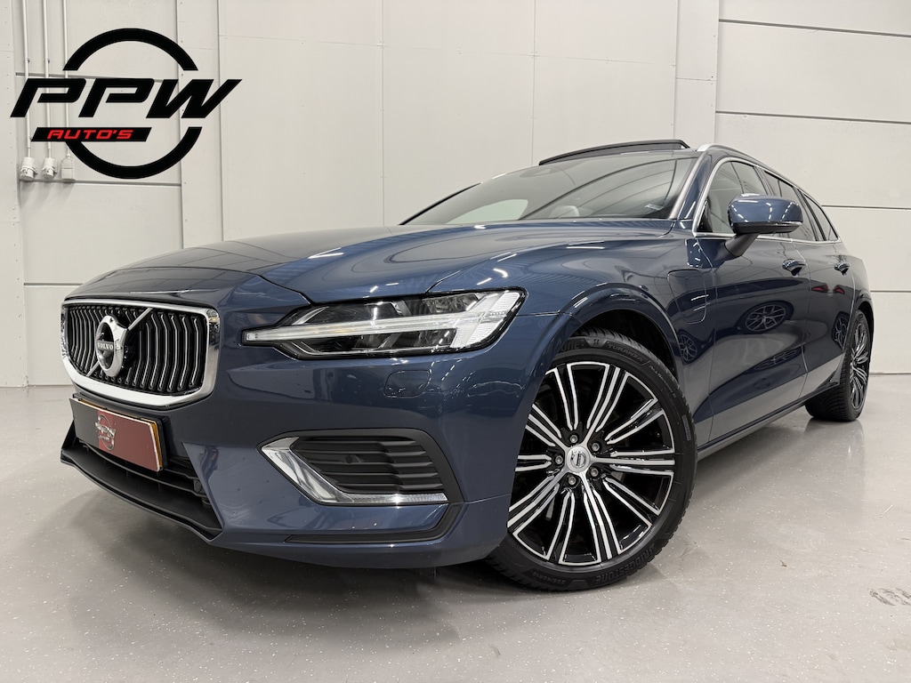Volvo V60 T6 Recharge AWD PANO/TREKHAAK/HEAD-UP/H&K/360CAMERA/MEMORY/KEYLESS/LED/ACC/PILOT-ASSIST/CARPLAY/CRYSTAL-POOK/DONKERE-HEMEL/VOLLEDIG VOLVO DEALER HISTORIE