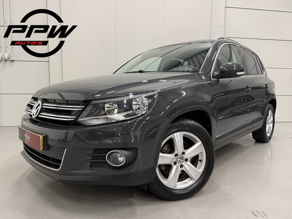 Volkswagen Tiguan 1.4 TSI 150PK Sport&Style aut. TREKHAAK/NAVI GROOT/17"LMV/CRUISE/BLUETOOTH/MF-STUUR/PRIVACY GLASS/DAKRAILS/URANOGRAU/NET OH BEURT GEHAD,INCL NW. BANDEN EN NW. APK