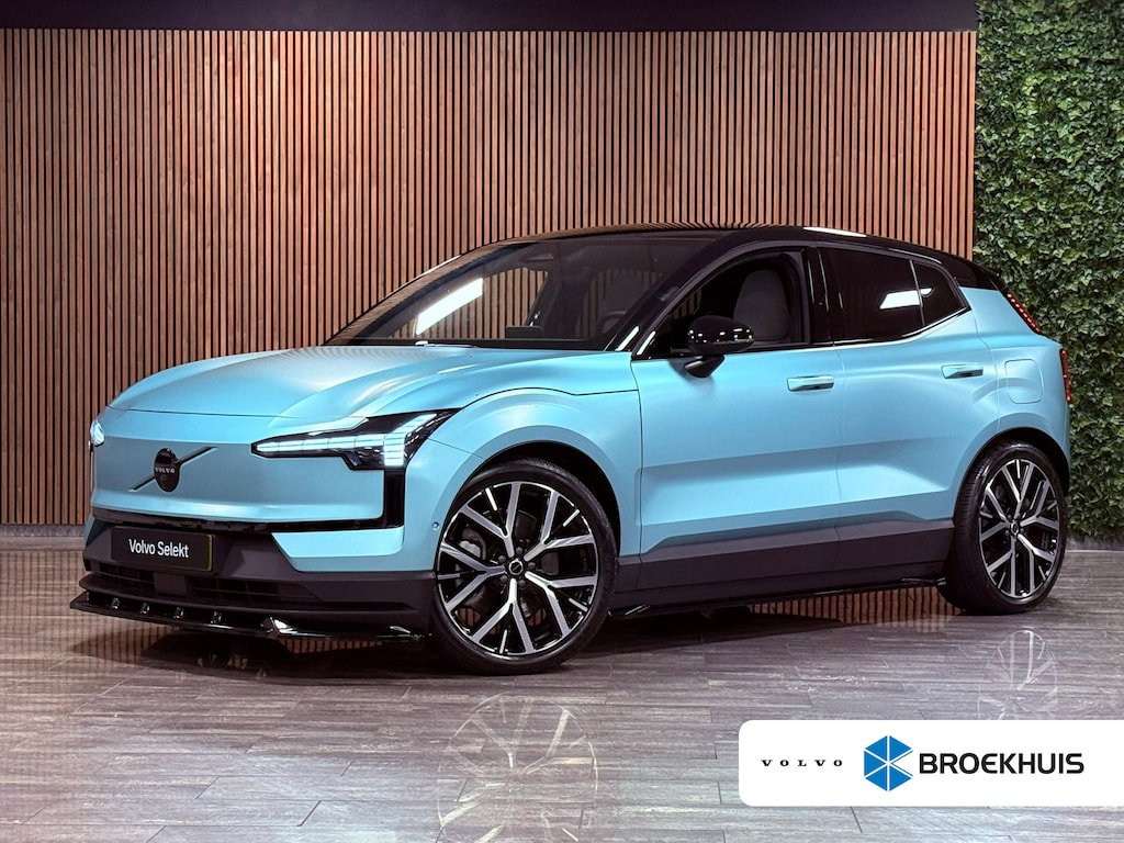 Volvo EX30 Twin Motor Performance Ultra 69 kWh | Uniek! | Volvo Flash Green/Zwart | Bodykit rondom | Heico verlaging set | Heico verbreding set | Dakspoiler | Black Pack: zwart logo | 360° 3D Camera | Stoel en Stuurwielverwarming | Panoramadak | Harman Kardon | 20 inch | Elektrische voorstoelen | Adaptieve Cruise Control | Pilot Assist | BLIS Dode Hoek Detectie | Keyless Drive | Parkeersensoren voor+achter | Privacy Glass | Google Infotainment | Elektrisch bedienbare achterklep | Electronic Climate Control 2-Zone | Tailored Wool Blend bekleding | Warmtepomp | Apple Carplay | Volvo On Call met mobiele App functie | Onyx Black Metallic met unieke speciaal voor Broekhuis gemaakte Flash Green wrap | Flash Green verwijst naar de vroegere 'R' modellen kleur van Volvo |