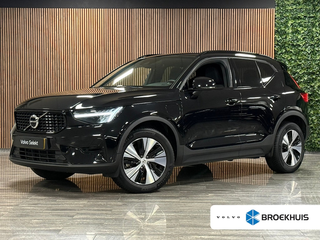 Volvo XC40 T5 Recharge Plus Dark | Trekhaak | Harman Kardon | Parkeercamera | All Season banden | Adaptieve Cruise Control | Pilot Assist | BLIS Dode Hoek Detectie | Bestuurdersstoel elektrisch geheugen | Stoel en Stuurwielverwarming | Privacy Glass | 19 Inch | Passagiersstoel elektrisch | Zitting verlenging voorstoelen | Keyless Drive | Parkeersensoren voor+achter | Privacy Glass | Elektrisch bedienbare achterklep | Climate Control L+R | DAB Radio | Apple Carplay/Android Auto | Volvo On Call met mobiele App functie | Onyx Black Metallic |