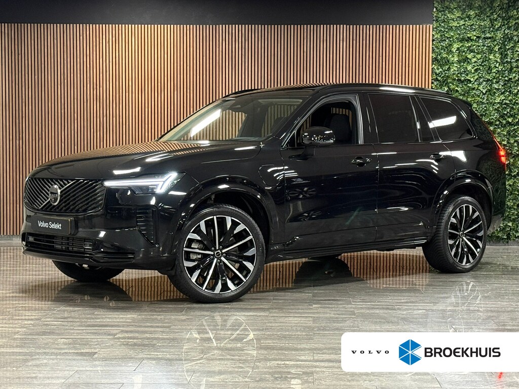 Volvo XC90 T8 AWD Recharge Ultra Dark | Facelift | Luchtvering | 360 Camera | Head-Up Display | Harman Kardon | 455pk | Adaptieve Cruise Control | Stoelverwarming voor+achter | Stuurwielverwarming | Schuifdak | Full LED Meesturende koplampen | Pilot Assist | BLIS Dode Hoek Detectie | Alcantara hemelbekleding | Lederen zonnekleppen en handgrepen | Elektrische voorstoelen geheugen | Quilted Nordico bekleding | Zitting verlenging voorstoelen | Lederen dashboard | 21 Inch | Google Infotainment | Keyless Drive | Privacy Glass | Elektrisch bedienbare achterklep | Geïntegreerd kinderzitje achterin | Geïntegreerde zongordijnen achterportieren | Verlichte instaplijsten | 7-Persoons | 4-Zone Climate Control | DAB Radio | Apple Carplay/Android Auto | Alarm Klasse III | Onyx Black Metallic |