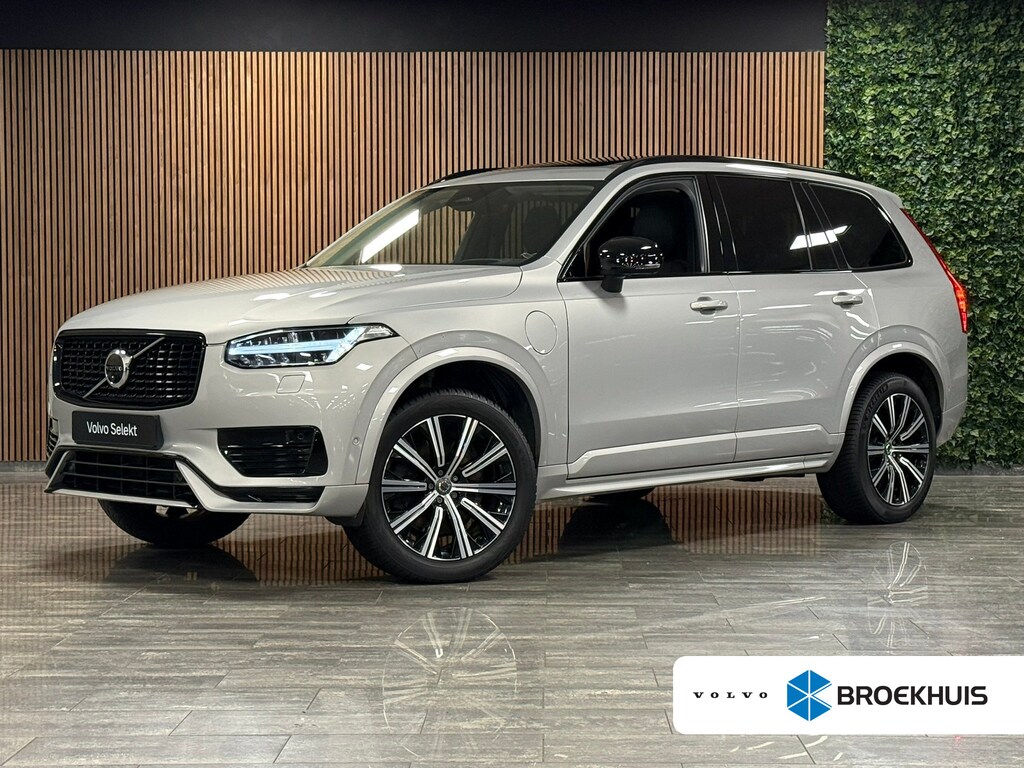 Volvo XC90 T8 AWD Recharge Ultra Ultimate Dark | Trekhaak | Stoelventilatie | 360 Camera | Head-Up Display | Harman Kardon | 455pk | Stoelmassage | Adaptieve Cruise Control | Stoelverwarming voor+achter | Stuurwielverwarming | Schuifdak | 20 Inch | Full LED  Meesturende koplampen | Standkachel met Volvo On Call App | Pilot Assist | BLIS Dode Hoek Detectie | Alcantara hemelbekleding | Lederen handgrepen en zonnekleppen | Elektrische voorstoelen geheugen | Nappa Lederen bekleding | Zitting verlenging voorstoelen | Lederen Dashboard | Google Infotainment | Keyless Drive | Parkeersensoren voor+achter | Privacy Glass | Elektrisch bedienbare achterklep | Geïntegreerde zongordijnen achterportieren | Geïntegreerd kinderzitje achterin | 7-Persoons | 4-Zone Climate Control | DAB Radio | Apple Carplay/Android Auto | Draadloos telefoon opladen | Volvo On Call met mobiele App functie | Silver Dawn Metallic |