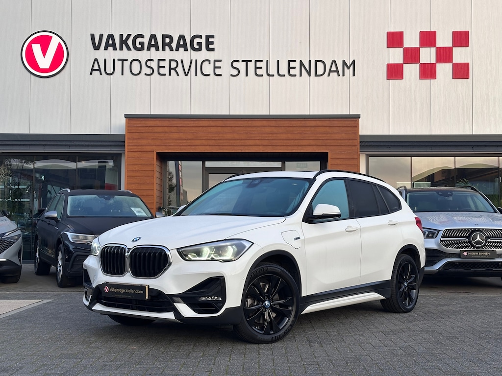 BMW X1 XDrive25e|Panodak|Afn Trekhaak|Elektrische Klep|Camera|Sfeerverl|Half Leder|Carplay