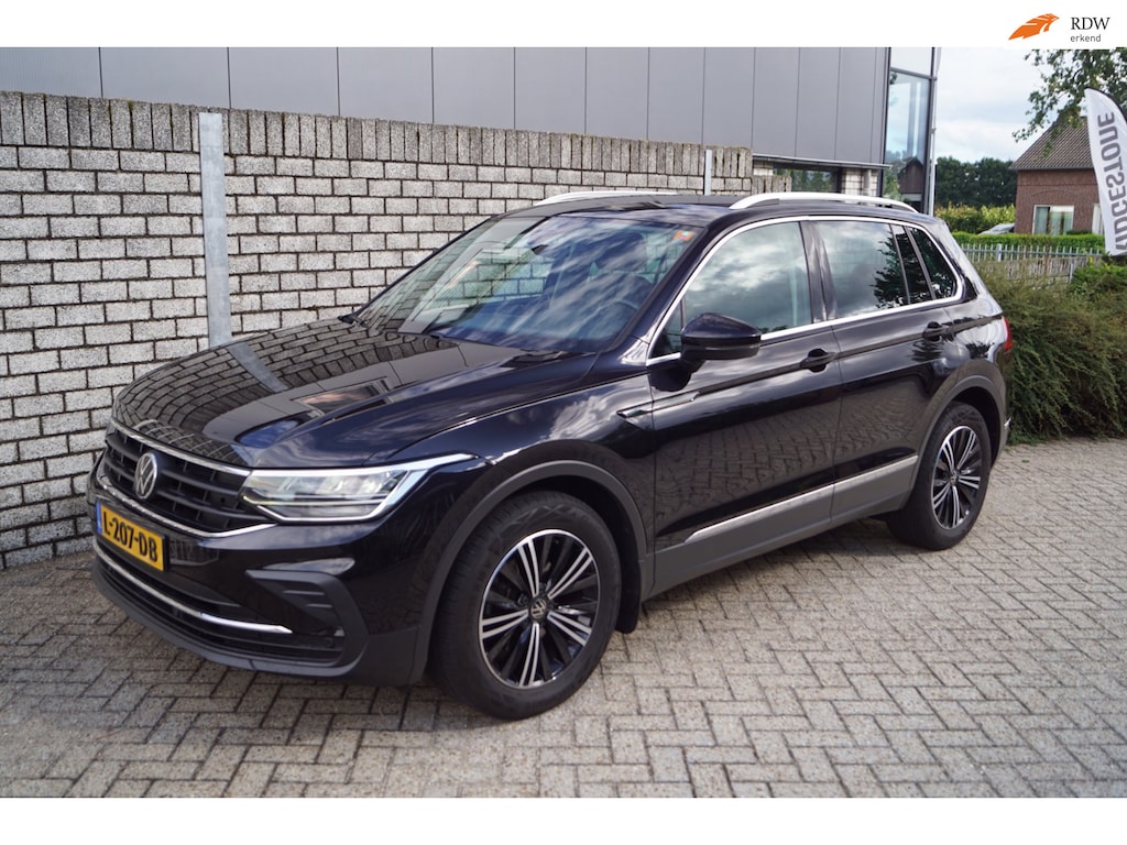Volkswagen Tiguan 1.5 TSI Elegance Cruise Adoptief Stoel/Stuur Verw PDC v+A Lane Assi Front Assit 2xPDC Apple/Android ENZ