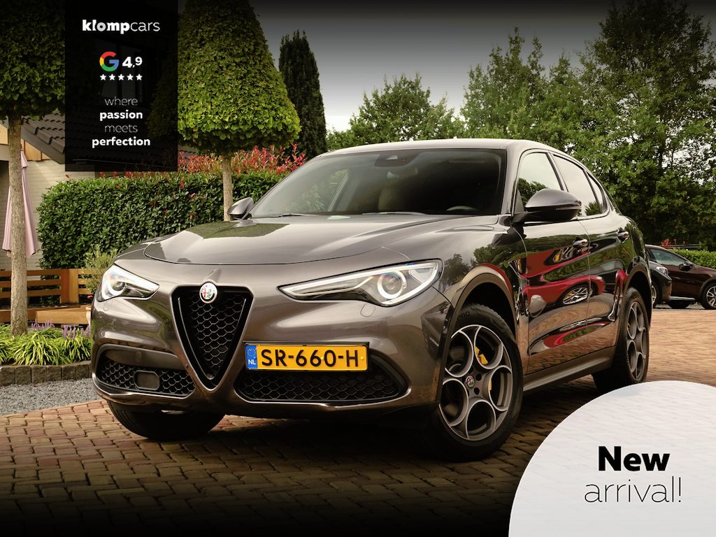 Alfa Romeo Stelvio 2.0 T AWD Velocest. | Carplay!! | Flippers | All-Black! | Donkere hemelbekl.