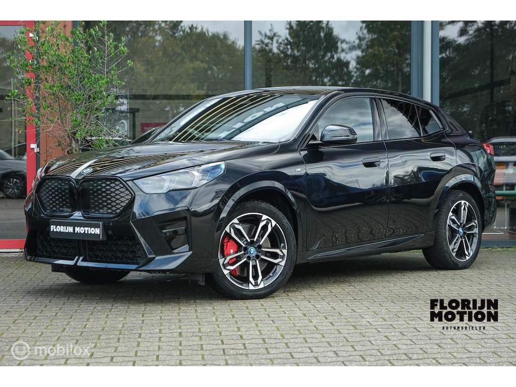 BMW IX2 eDrive20 67 kWh | 100% SOH | M-Sportpakket | Harman Kardon | Pano | Trekhaak | ACC | Camera | M-Sportpakket Pro | Stoelverwarming | LED |