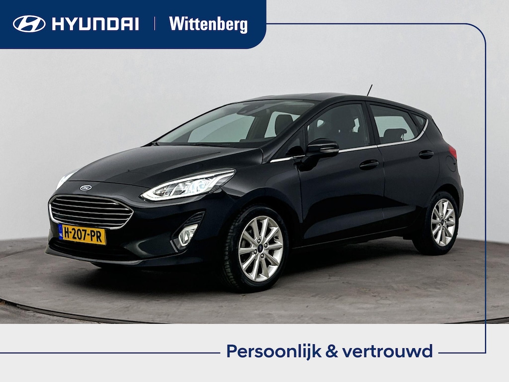Ford Fiesta 1.0 ECOBOOST TITANIUM | 5 DEURS | NAVI | CLIMA | CRUISE | APPLE CAR PLAY & ANDROID AUTO | 16'' LM VELGEN | ELEKTRISCHE RAMEN | CENTRALE DEURVERGRENDELING OP AFSTANDBED. | ARMSTEUN | ELEKTRISCH INKLAPBARE SPIEGELS |
