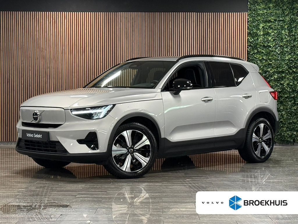 Volvo XC40 Recharge Plus 70 kWh | 96% SoH | All-season banden | Adaptieve Cruise Control | Stoel en Stuurwielverwarming | Parkeercamera | BLIS Blind Spot Information System | Pilot Assist | 19 Inch | R-Design microtech/alcantara bekleding met wit stiksel en bies | Zitting verlenging voorstoelen | Warmtepomp | Google Infotainment | Keyless Drive | Privacy Glass | Parkeersensoren voor+achter | Elektrisch bedienbare achterklep | DAB Radio | Apple Carplay/Android Auto | Volvo On Call met mobiele App functie | Silver Dawn Metallic |