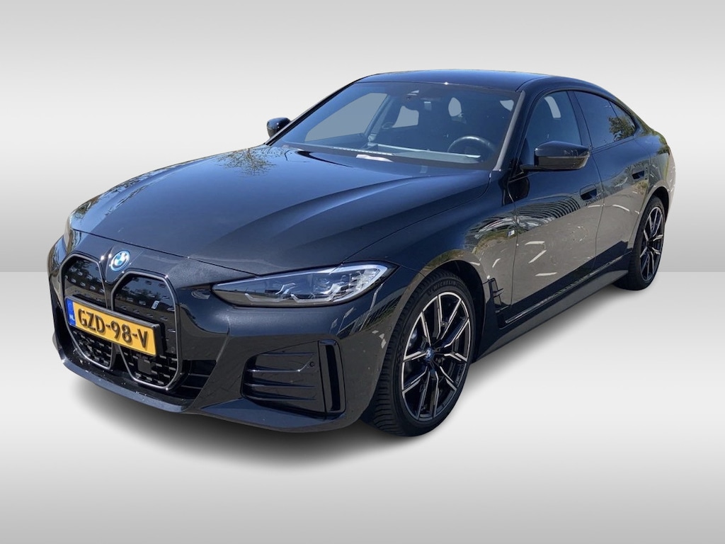 BMW i4 eDrive35 70 kWh M Sport / Camera / Leer&Alcantara / CarPlay / Luchtvering / Sfeerverlichting / 19'' / DAB / ACC Getint glas