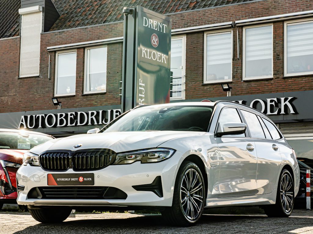 BMW 3-Serie Touring 330e eDrive Edition CAMERA 18 INCH LEDER SHADOW DODEHOEK