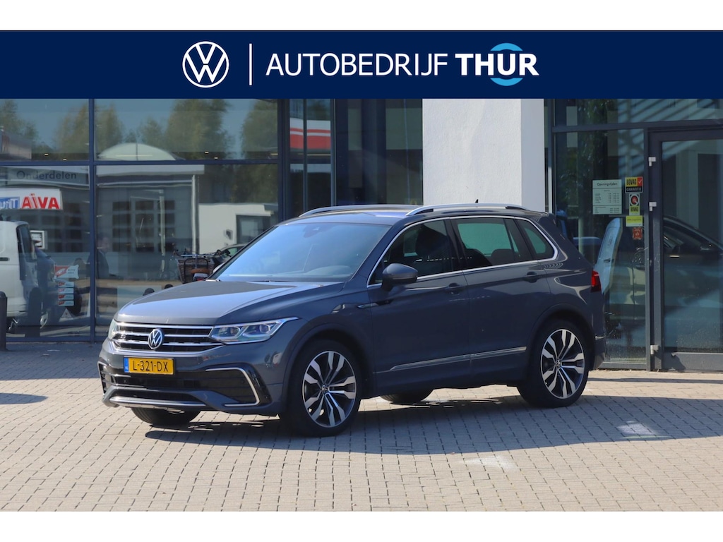 Volkswagen Tiguan 1.5 TSI R-Line Business+ 150PK / 110kW DSG, NL auto, nieuw door ons geleverd, 20" 'Suzuka' LMV, achteruitrijcamera (Rear View), parkeersensoren voor en achter (PDC), keyless start & entry, elektrische achterklep met sensorsturing (Easy Open), LED Matrix (IQ.Lights), digital cockpit pro, DAB+, Apple Carplay & Android Auto, navigatie, DAB+, draadloze telefoonlader, privacy glas, adaptieve crusie control (ACC), chrome dakrails, dynamische richtingaanwijzers, R-Line in- en exterieur, elektrisch verstel-, verwarm- en inklapbare buitenspiegels, verwarmbare voorstoel etc.