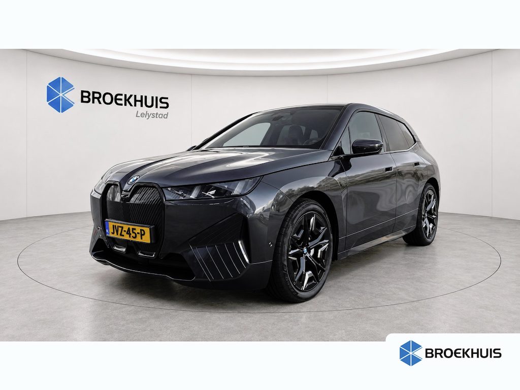 BMW iX xDRIVE45 101KWH / LEDER / FULL-LED / SKY LOUNGE / SOFT-CLOSE / 22" LMV / ELEKTR. TREKHAAK / LUCHTVERING / HARMAN KARDON / ORG. NL. / FULL OPTIONS / NIEUWSTAAT !!