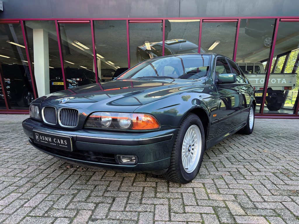 BMW 5-Serie 523i Executive | Youngtimer! | Nieuwstaat! | Vermontgrün Metallic | Volledige historie | Schuifdak | Stoelverwarming |