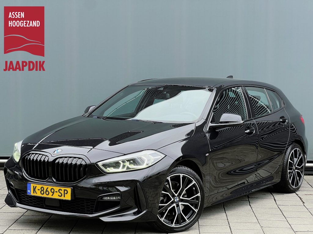 BMW 1-Serie BWJ 2021 | 118i 136PK High Ex. AUTOMAAT | LEER | M-PAKKET | CLIMA | NAVI | SPORTSTOELEN | 18'' LMV | STOELVERW | CARPLAY |