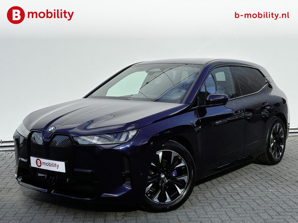 BMW iX xDrive45 101 kWh M-Sport 'Tansanitblau' Harman Kardon NL Auto! | Adaptive LED | Stuur/Stoelverwarming | DAB | Driving Assist. Plus