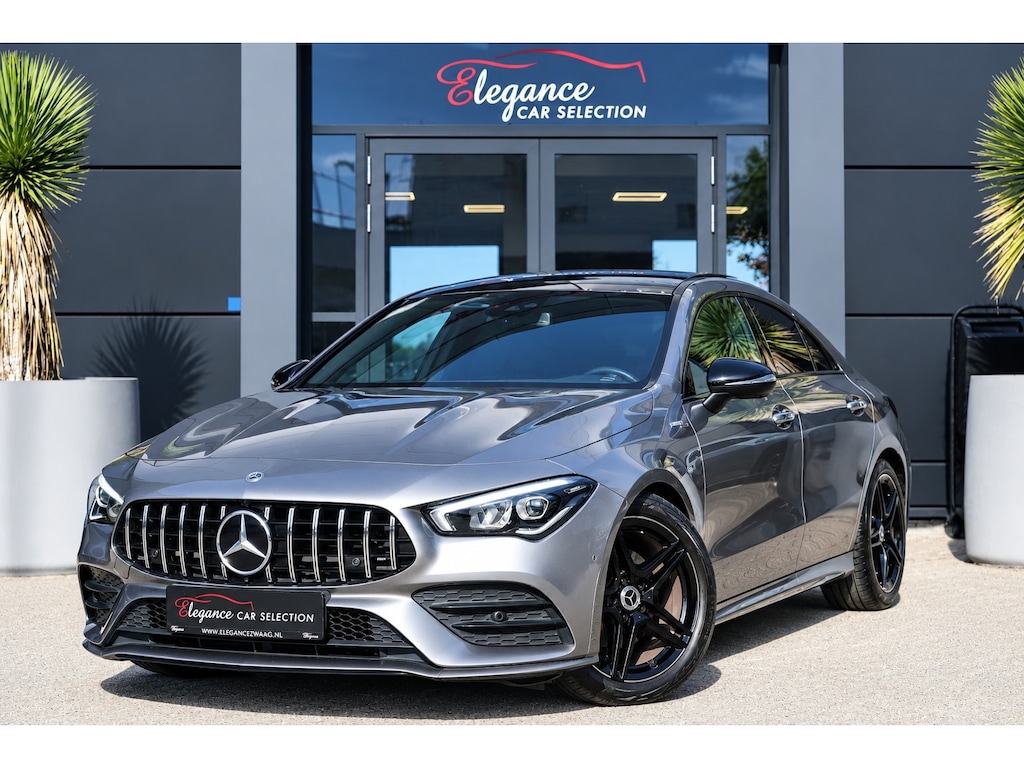 Mercedes-Benz CLA 180 AMG | 136pk | Panoramadak | Stoelverwarming | Camera | Deze Mercedes-Benz CLA 180 AMG Line combineert het elegante coupédesign met een sportieve uitstraling en het comfort dat je van Mercedes-Benz mag verwachten. De fraaie AMG-styling, de gestroo