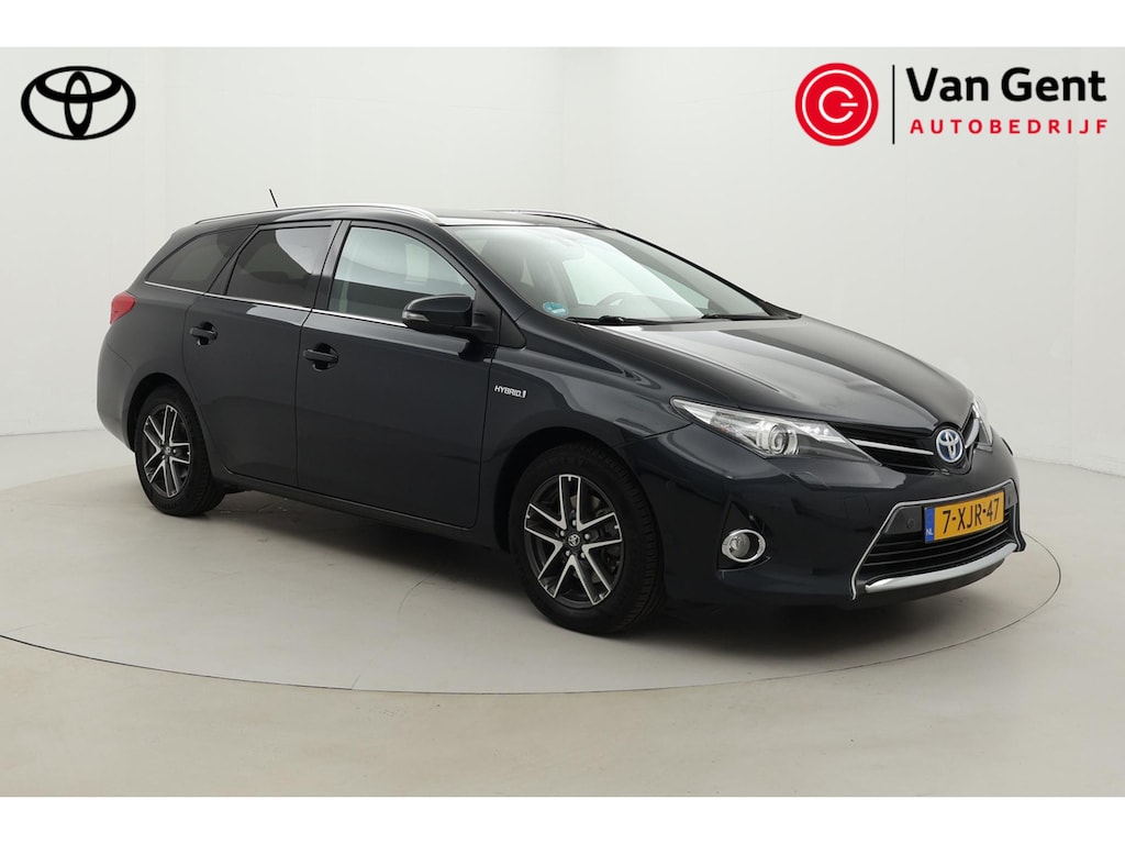 Toyota Auris Touring Sports 1.8 Hybrid Lease Plus | Panoramadak | Trekhaak | Navigatie | Stoelverwarming | Parkeersensoren voor/achter | Keyless | Cruise Control | Clima | Camera | Xenon | 16 inch | Bluetooth