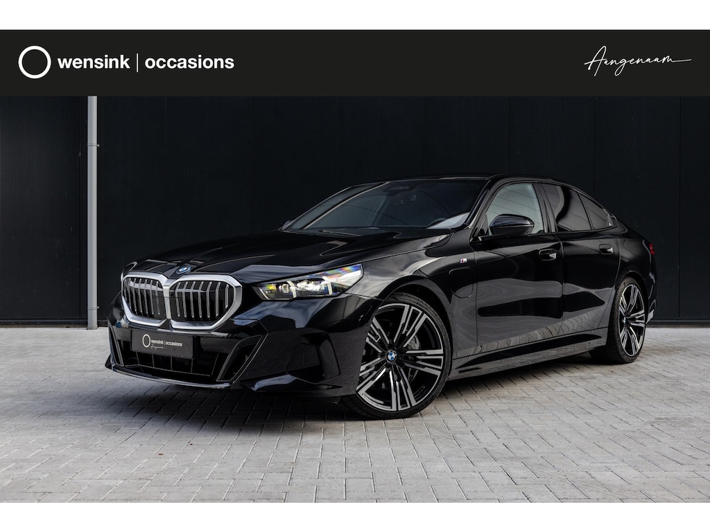 BMW 5-Serie 550e xDrive | SOH 95,6% | M-Sport | Comfortstoelen met Geheugen | Adaptief Onderstel | Comfort Pakket | Panoramadak | Driving Assistant Professional | Shadow Line | Adaptieve LED Verlichting | DAB | Bowers & Wilkins |