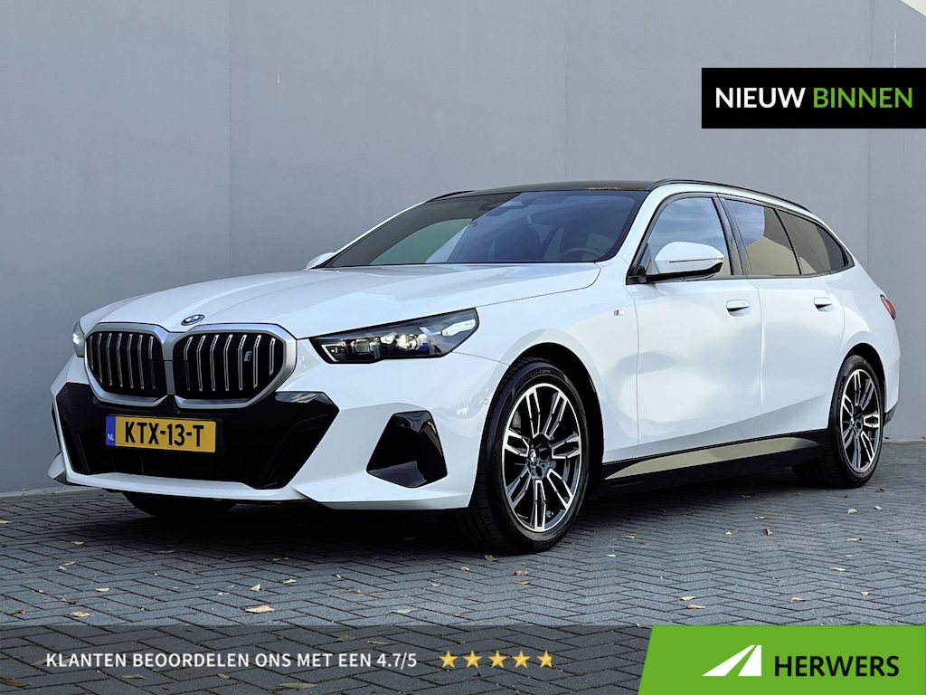 BMW i5 Touring eDrive40 M Sport Edition 84 kWh / Panorama dak / HUD / Camera 360° / Leder / Bowers & Wilkins audio / Elektrische stoelen en klep / Stoelventilatie / Stuur- en stoel- & verwarming / Apple Carplay Android / 19" LM wielen /