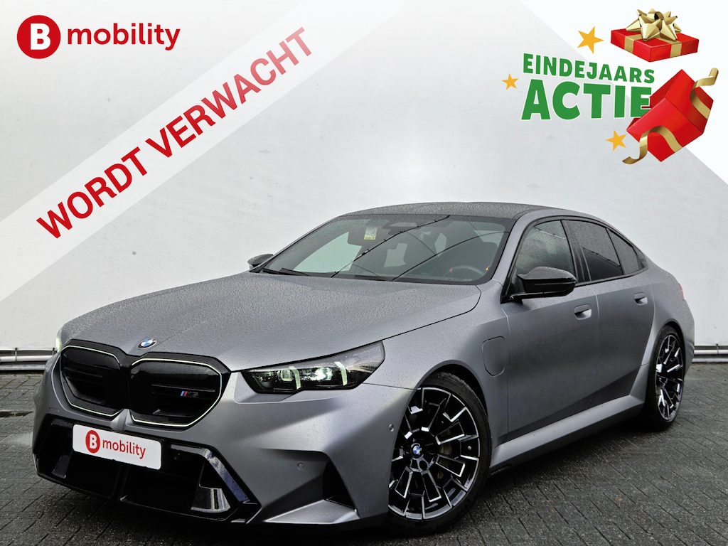 BMW M5 5-serie 'Frozen Grey' M-Drivers Package Origineel NL! Nw.Pr.€172.801,- Akrapovic Keramische Remmen | Carbon package | Trekhaak | Stoelventilatie/Verwarming | Bower/Wilkins