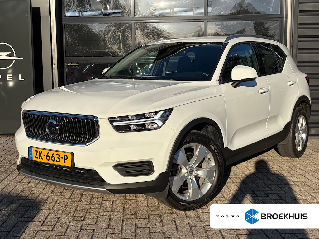 Volvo XC40 1.5 T3 163 PK Momentum Pro Automaat | ADAPTIEVE CRUISE CONTROL| STOELVERWARMING| ELEK. KOFFERKLEP| KEYLESS| NAVIGATIE + APPLE CARPLAY/ANDROID AUTO| PARKEERSENSOREN| LED| DAB| VOORSTOELEN IN HOOGTE VERSTELBAAR|