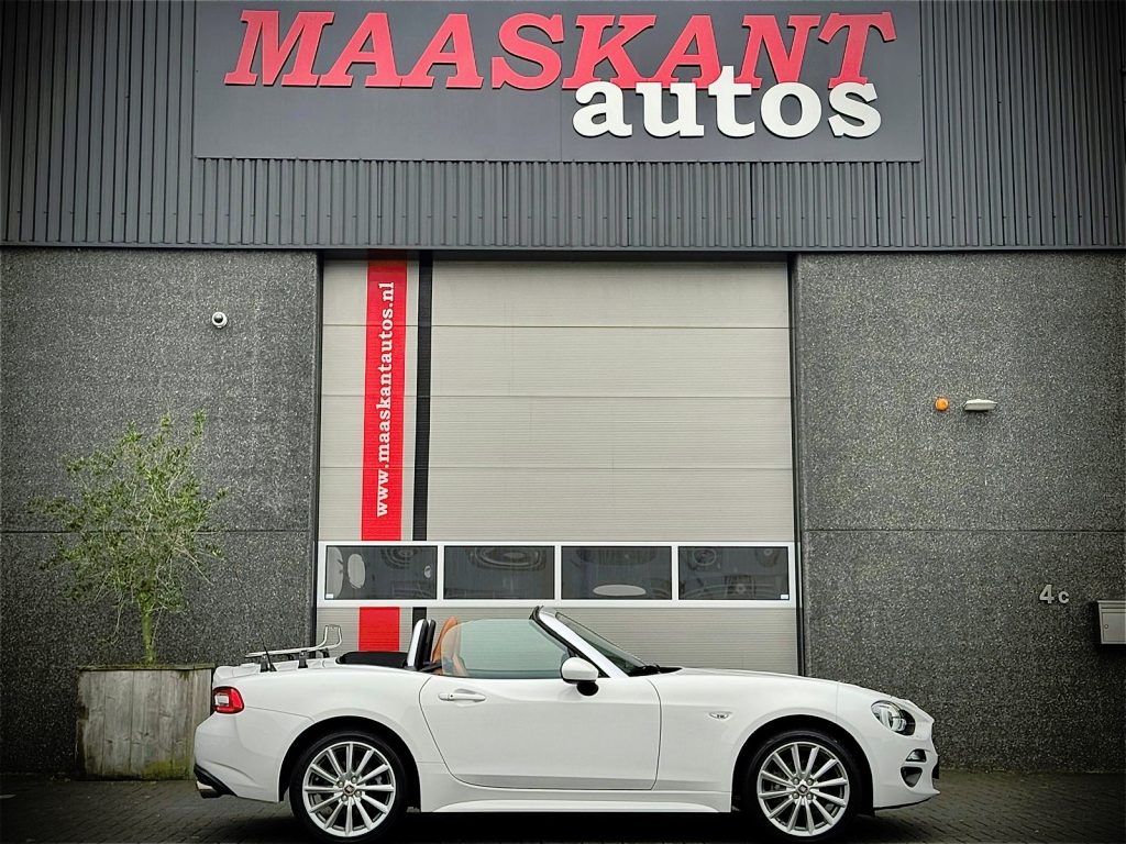 Fiat 124 Spider 1.4 MultiAir Turbo Lusso Pearl white / Cognac leather / Many extra's / ONLY 27983KM!