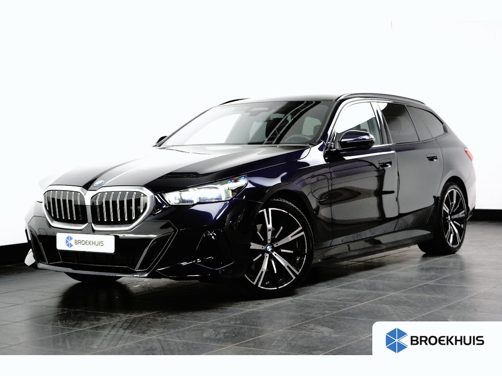 BMW 5-Serie Touring 530e M Sport Edition | Harman/Kardon | Panoramadak | Memoryzetels | Luchtvering | LED | Sfeerverlichting | 360 Camera Clima | Keyless