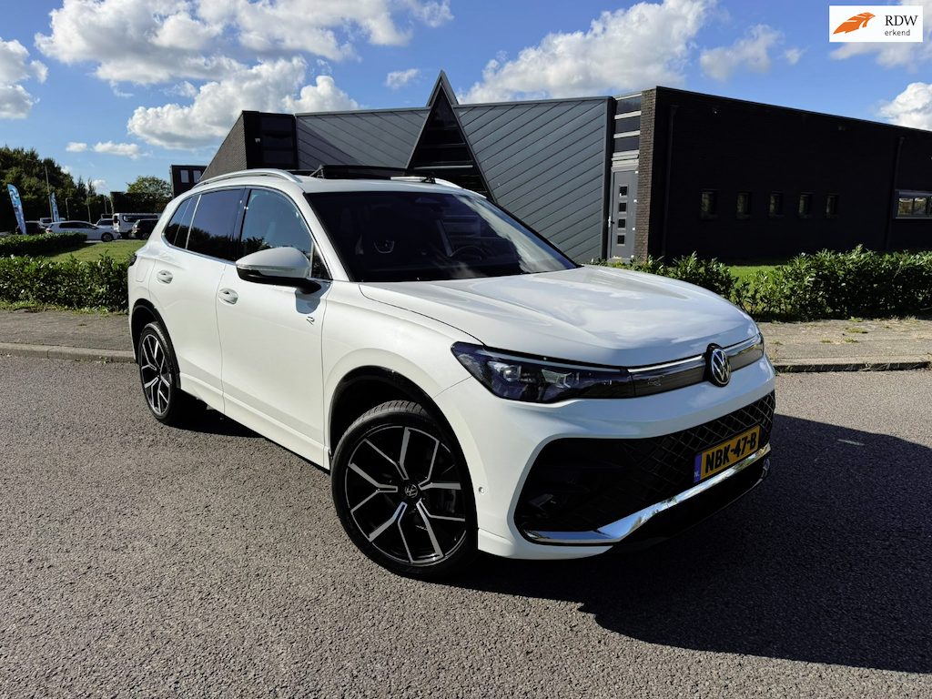 Volkswagen Tiguan 1.5 eHybrid R-Line Edition |IQ.Light |Panorama dak | Lichtmetalen Velgen 20"| Plug-in |Trekhaak| Stoelverwarming