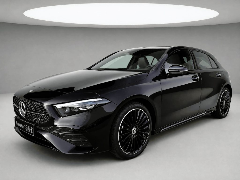 Mercedes-Benz A-klasse 250 e Business Solution AMG | AMG Plus Pakket | Night Pakket | Panoramadak | 360° Camera | Dodehoekassistent | Head-up Display | Advanced Sound System | MULTIBEAM LED Koplampen | Elektrisch Verstelbare Stoelen + Memory | Stoelverwarming | Sfeerverlichting | Apple CarPlay | Android Auto | Elektrisch Inklapbare Buitenspiegels | Parkeersensoren