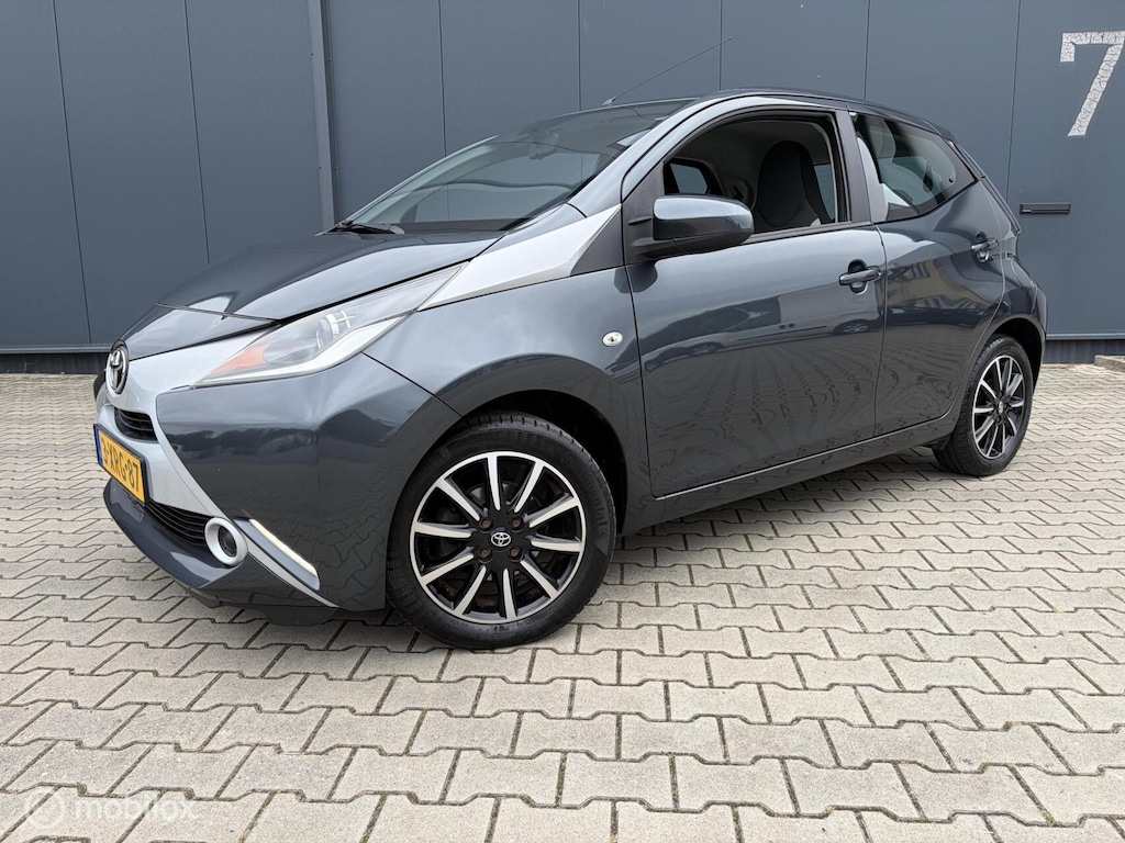 Toyota Aygo 1.0VVT-i x-play Camera Airco Navi 1ste Eigenaar