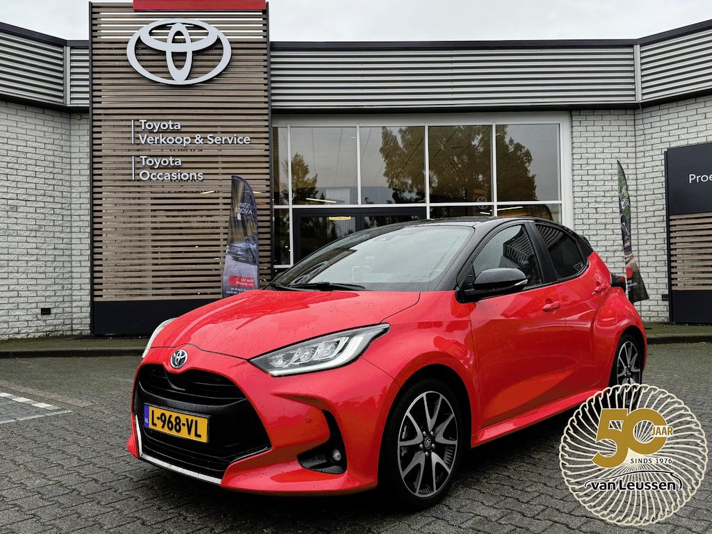 Toyota Yaris 1.5 Hybrid EXECUTIVE PANODAK JBL-AUDIO STOEL/STUURVERW NAVI PARK-SENSOREN CAMERA BLIND SPOT APPLE/ANDROID 17'' LM-VELGEN LEER AD-CRUISE CLIMA