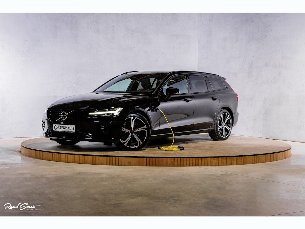 Volvo V60 2.0 T8 Plug-in hybrid AWD Plus Dark | Zwenkbare trekhaak | Adaptieve cruise | Memory | Blis | Harman Kardon |