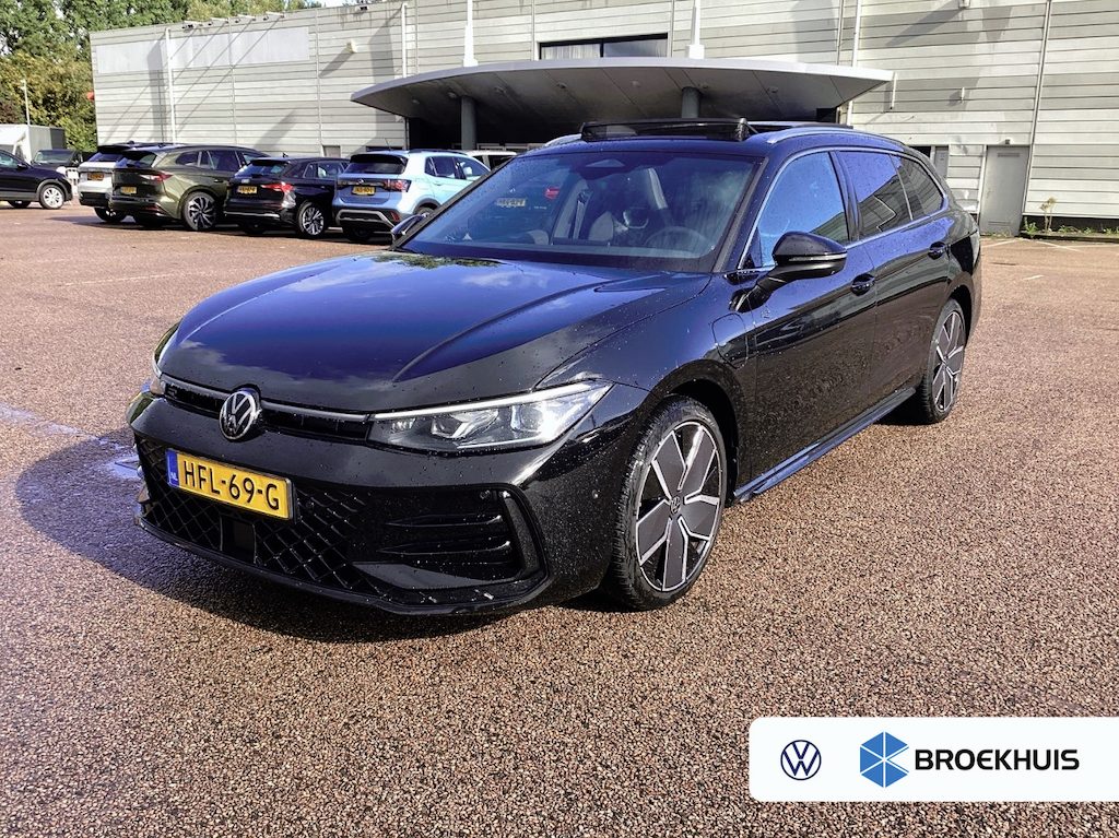 Volkswagen Passat Variant 1.5 eHybrid 272PK R-Line Edition Schuif-kanteldak | Wegklapbare trekhaak | 360 camera | Dode-hoek detectie | Elektrische achterklep | Stoelverwarming voor en achter | Stuurwielverwarming | VERLENGDE GARANTIE!