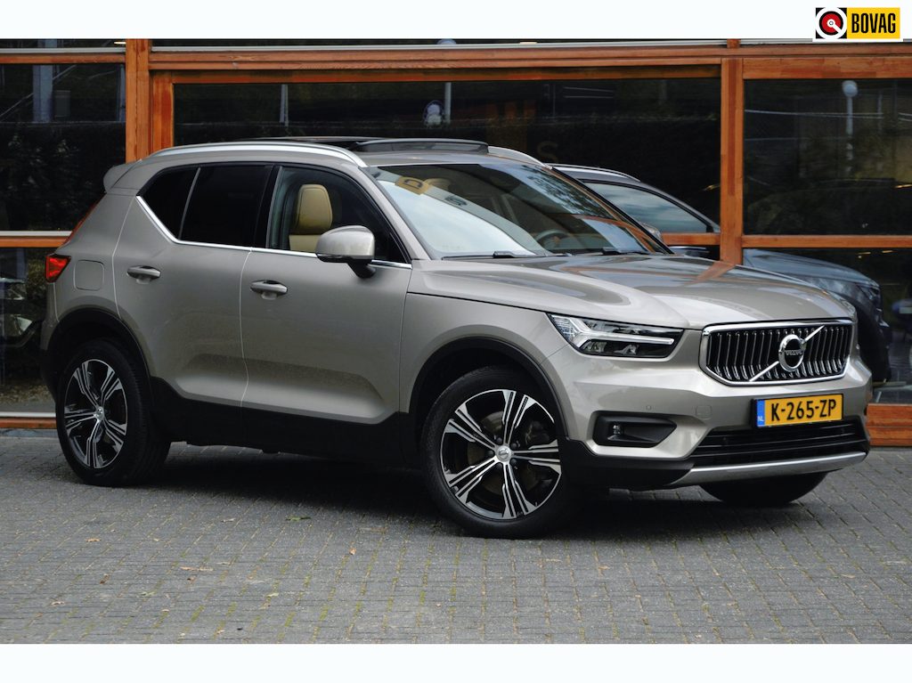 Volvo XC40 T5 Hybride Inscription | Panoramadak | Camera | Trekhaak | Stoel + Stuur Verwarmd | Standkachel | VOC | Leer |