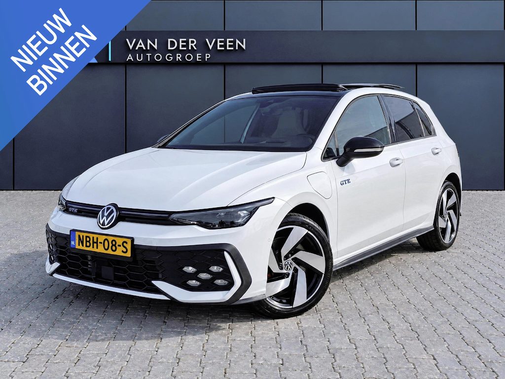 Volkswagen Golf 1.5 eHybrid GTE | Incl. 12 maanden garantie | Schuif/kantel dak | SOH 94% | Trekhaak | Parkeercamera | Stoel ventilatie/verwarming | Stuurwielverwarming | Adaptieve cruise control | Apple carplay/Android auto | Head-up display | Climate control Parkeersensoren voor en achter | IQ.Lights | Sfeerverlichting | Navigatie |