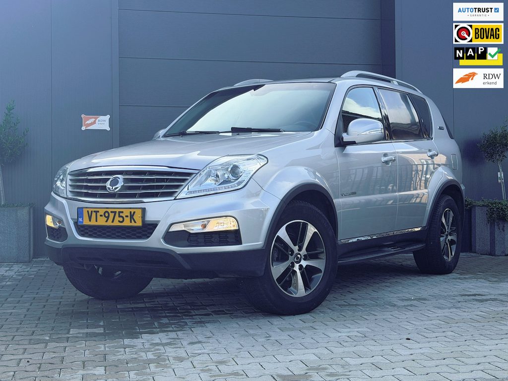 SsangYong Rexton RX 220 e-XDI Sapphire HD | Grijs kenteken | Trekhaak 3500KG | Leder | schuifdak | Memory | Camera | zeer netjes
