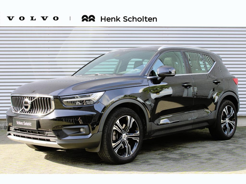 Volvo XC40 2.0 T4 Inscription | Lederen Bekleding | Trekhaak | Panoramisch Schuif-/Kanteldak | Pilot Assist | Adaptive Cruise Control | 19-inch Lichtmetalen Velgen | Stoelverwarming Voor- en Achterin | Stuurverwarming | Keyless | Apple Carplay/Android Auto | DAB | Navigatie | Bluetooth | Elektrische Achterklep |