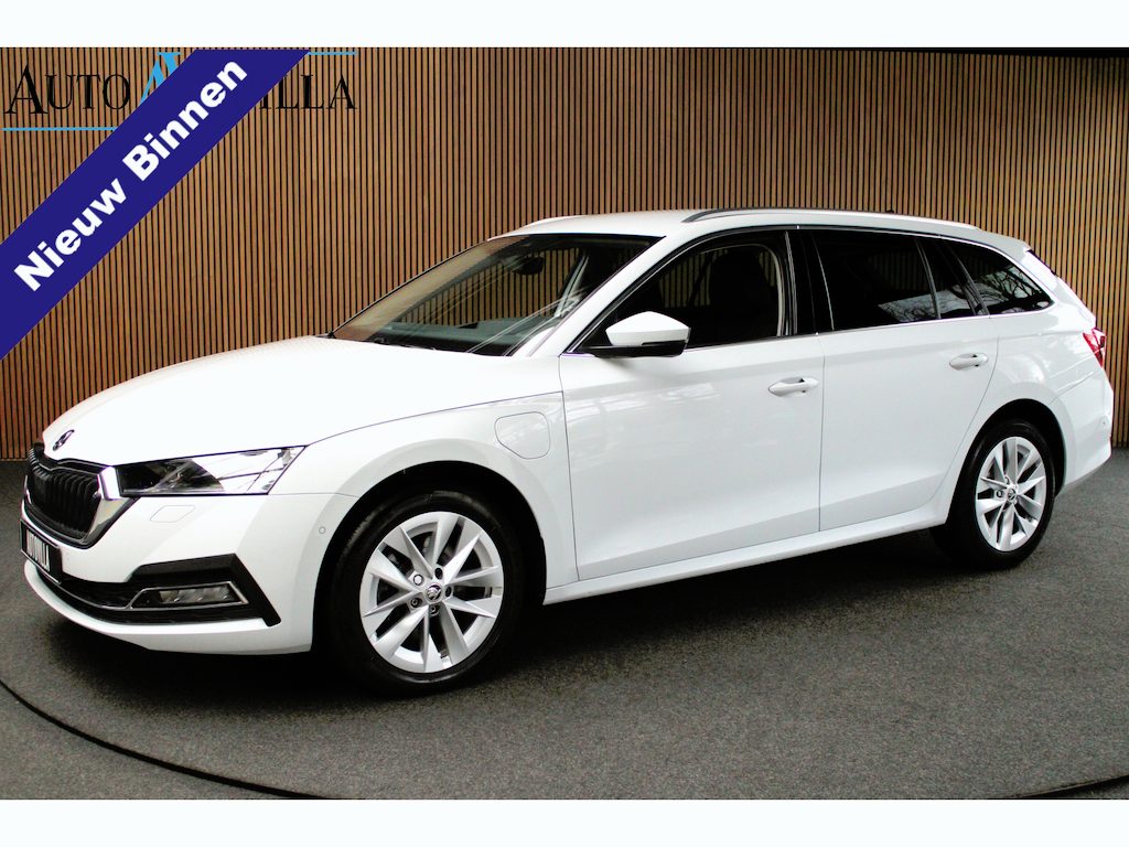 Skoda Octavia Combi 1.4 TSI iV PHEV HUD Leder Memory Camera ACC Stuurverwarming Ambient Keyless Virtual