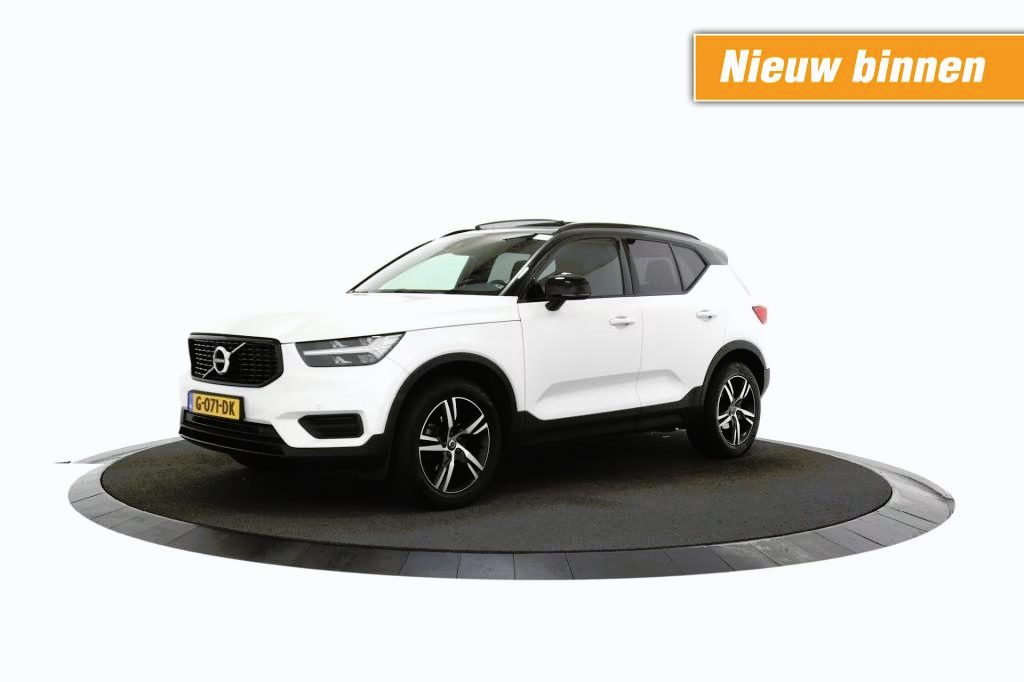 Volvo XC40 1.5 T3  R Design - Panoramadak - org. electr trekhaak - all season - slechts 57.800 km !!