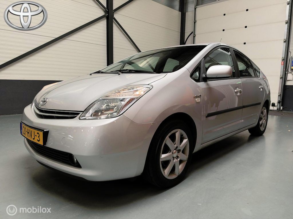 Toyota Prius 1.5 VVT-i Tech Leer|Camera|Keyless|Navi