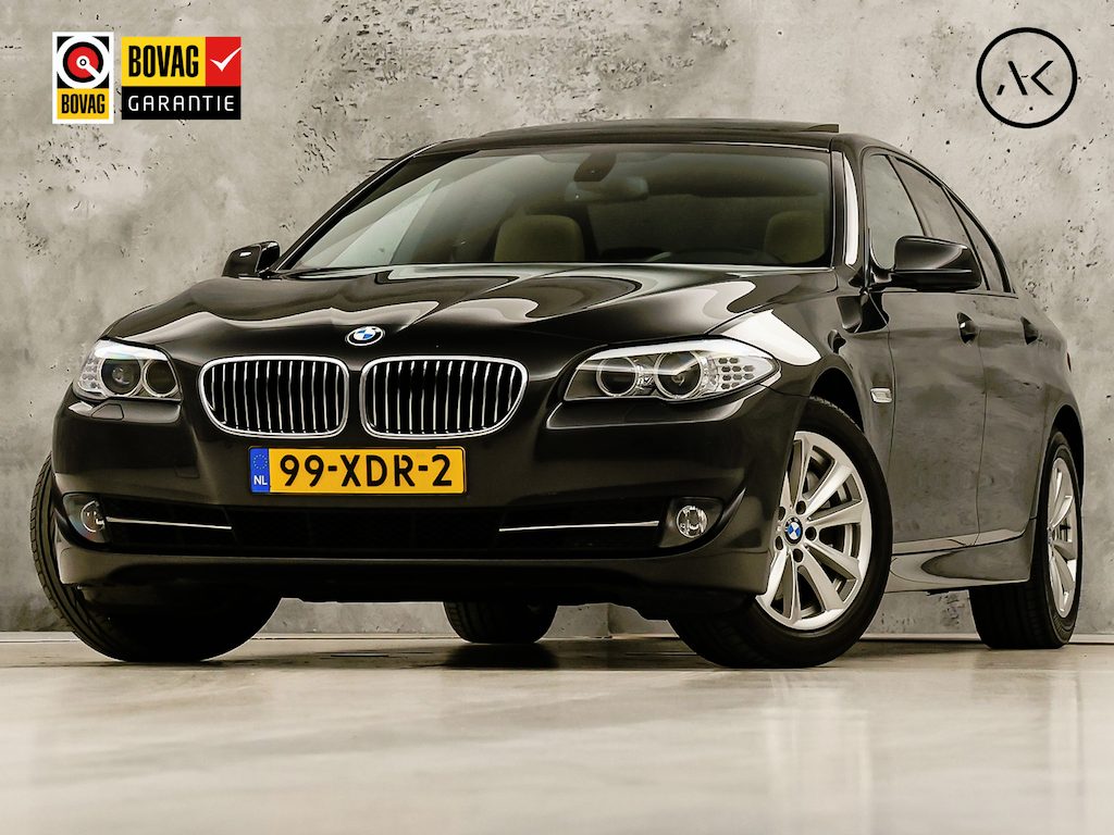 BMW 5-Serie 528i High Executive 245Pk Automaat (SCHUIFDAK, NAP, GROOT NAVI, LEDER, GETINT GLAS, ELEK SPORTSTOELEN, ZWART HEMEL, STOELVERWARMING, PARKEERSENSOREN, XENON, NIEUWSTAAT)