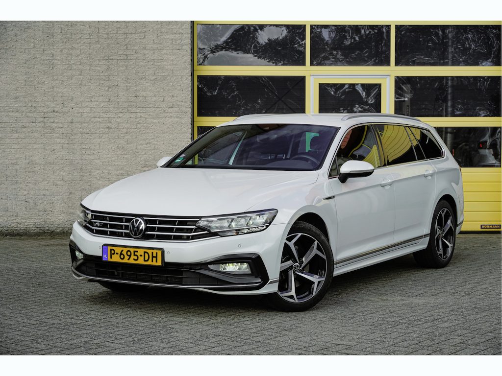 Volkswagen Passat Variant 1.5 TSI 150PK! Automaat R-Line Business BJ2021 Lmv 18" | Led V+A | Pdc | Sideskirts | Elek. trekhaak | App-Connect | Navi | Virtual cockpit | Sfeerverlichting | Climate control | Cruise control | Verwarmde voorstoelen | Zwarte hemel | Extra getint glas