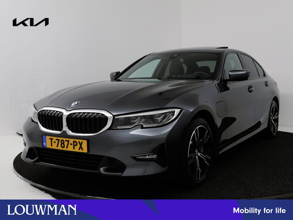 BMW 3-Serie 330e High Executive Shadow Line | Schuif/kanteldak | Head-up Display | Harman/Kardon | Lederen bekleding |