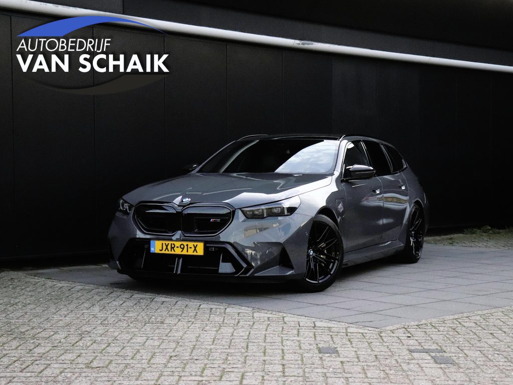 BMW M5 5-serie Touring | KERAMISCH | LEDER | MEMORY | PANO | B&W | 360° CAMERA | TREKHAAK | HEAD-UP | STOELVERK. | CRUISE | NAVI |
