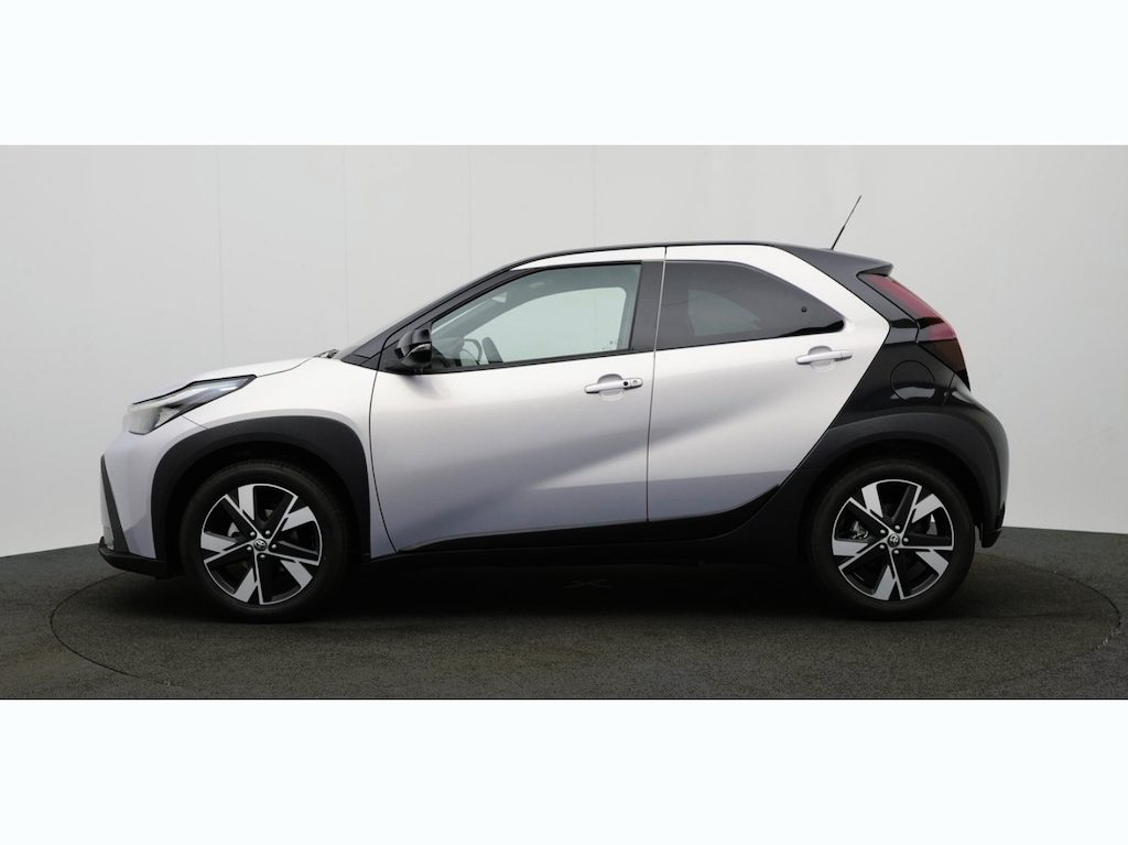 Toyota Aygo X Hybrid 115 pulse Automaat ** Stoelverwarming ** Camera ** Carplay ** Keyless